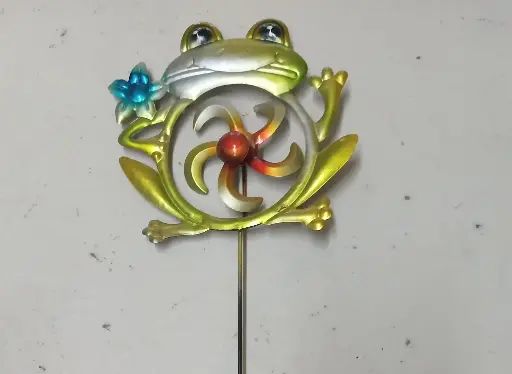 frog décor yard art